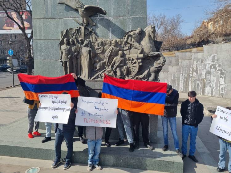 Քաղաքացիական ակտիվիստները Երևանում ցույց են անցկացրել՝ ի պաշտպանություն Հայաստանի և Լեռնային Ղարաբաղի
