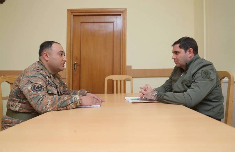 ՀՀ ՊՆ նախարարը առանձնազրույցներ է ունեցել սպաների հետ, լսել խնդիրները