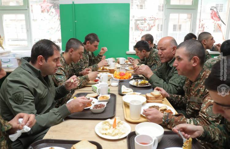Սուրեն Պապիկյանը ճաշել է ժամկետային զինծառայողների հետ
