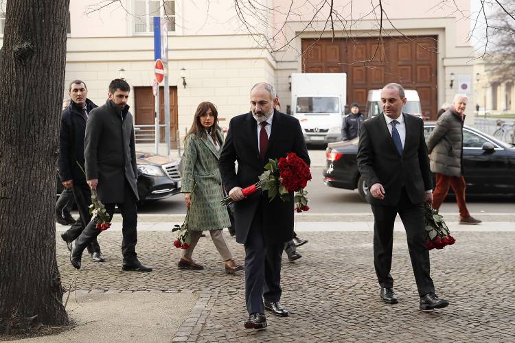 Վարչապետն այցելել է Կոնրադ Ադենաուեր հիմնադրամ, հարգանքի տուրք մատուցել Հայոց ցեղասպանության զոհերի հիշատակին