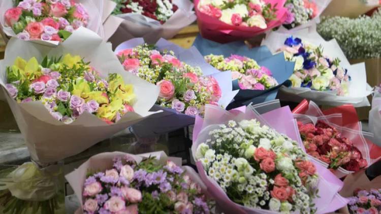 В Госдуме призвали запретить поднимать цены на цветы 8 Марта