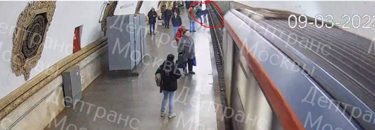 Парень толкнул девушку под поезд. Поезд метро. Подростка толкнули в метро в Москве. Мужик столкнул парня в метро в Москве. Метро Москвы.
