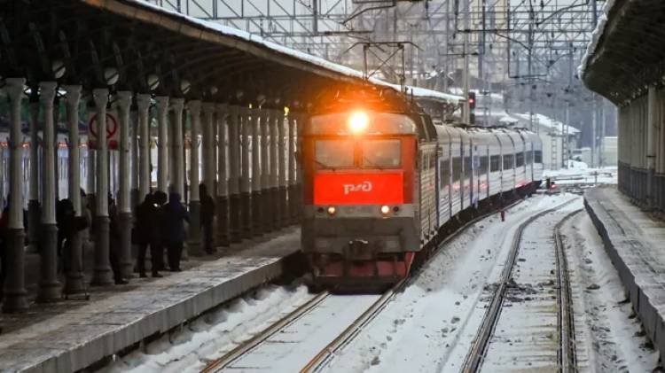 На Сахалине самосвал столкнулся с пригородным поездом, загорелся локомотив