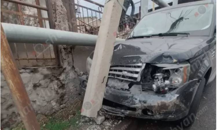 Բախվել են Nissan-ն ու Range Rover-ը, ինչի հետևանքով Նորք-Մարաշի մի քանի փողոցների տներ ժամանակավորապես հոսանքազրկվել են