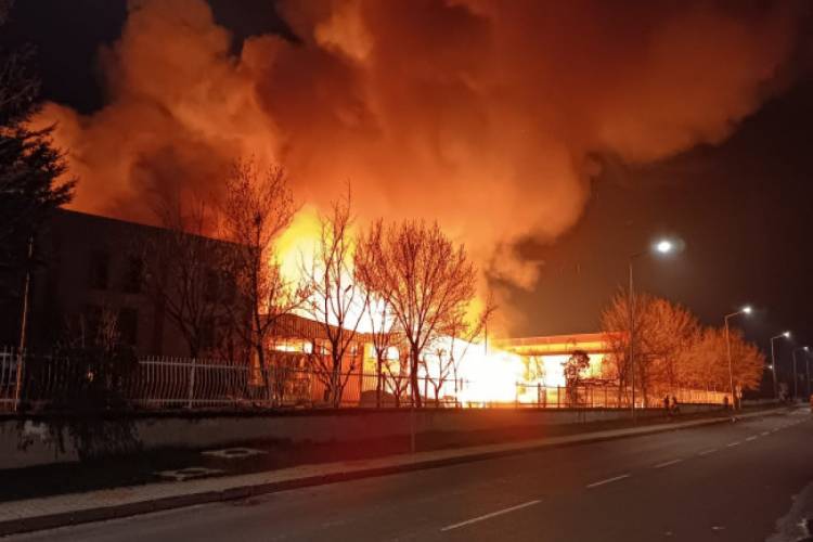 Թուրքիայում այրվում է օծանելիքի գործարան