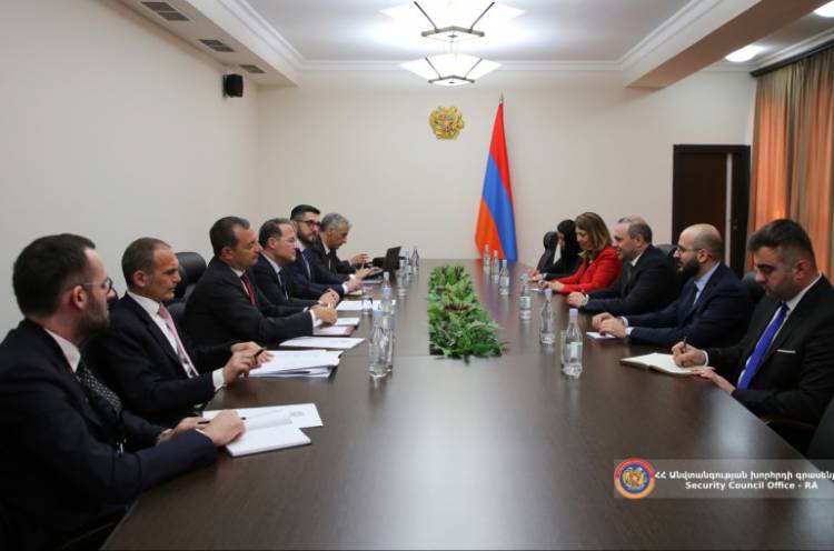 ԱԽ քարտուղարը և Իտալիայի ԱԳ և միջազգային համագործակցության փոխնախարարը անդրադարձել են Լաչինի միջանցքի շրջափակմանը