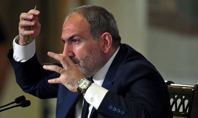 Փաշինյանի ուղղությամբ անձրեւանոց նետած կինը ձերբակալվել է