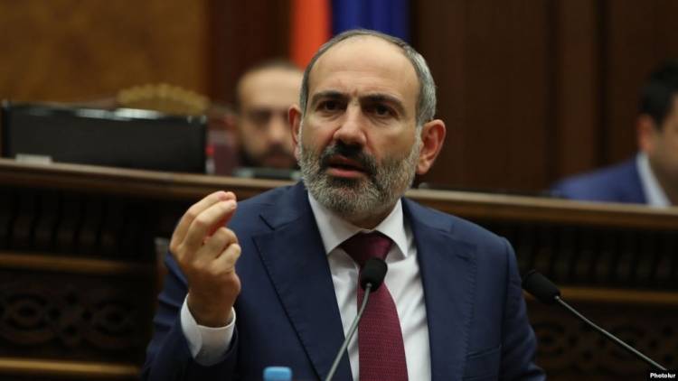 Փաշինյանի ուղղությամբ անձրևանոց նետած կինն ազատ է արձակվել