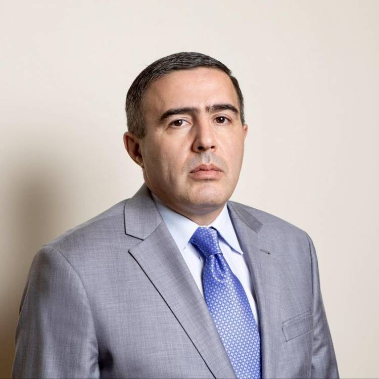 Ռոբերտ Քոչարյանի ժամանակ իրեն տուզիկի պես պահող Իլհամը հիմա գամփռ է ձևանում