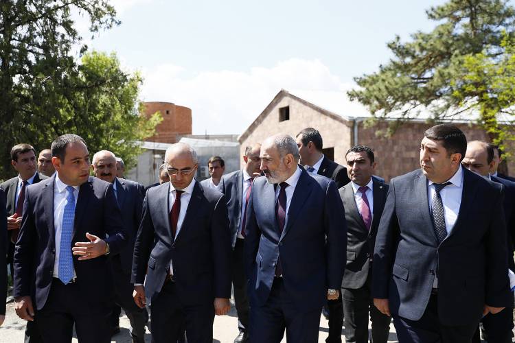 Վարչապետն Արմավիրի մարզում ծանոթացել է ճանապարհաշինության, դպրոցների, մանկապարտեզների կառուցման ընթացքին