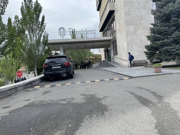 Անհետ կորածների ծնողներն ամբողջ գիշեր Փաշինյանի առանձնատան դիմաց են անցկացրել, հանդիպում են պահանջում