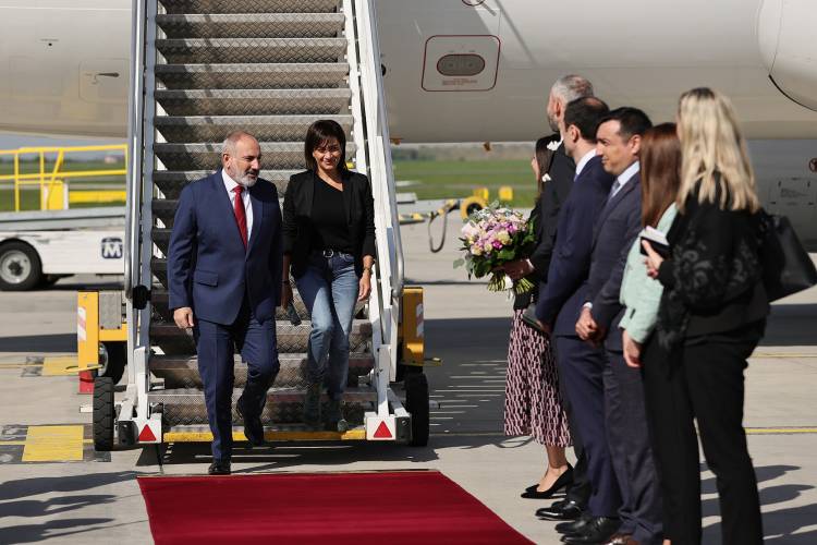 Փաշինյանը տիկնոջ հետ ժամանել է Չեխիա (լուսանկարներ)