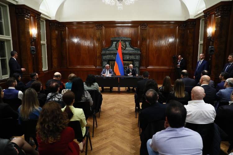 Վարչապետը հանդիպել է Չեխիայի հայ համայնքի ներկայացուցիչներին
