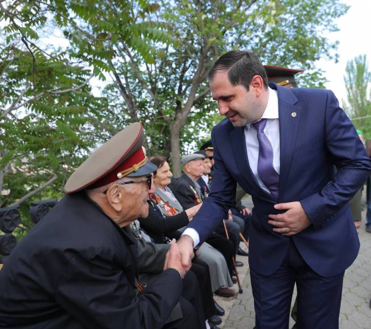 Պապիկյանը զրուցել է Հայրենական մեծ պատերազմի վետերանների հետ