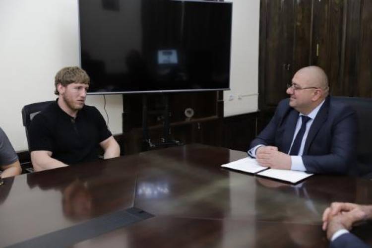Քո արարքը մեծ սխրանք ու հայրենասիրություն է․ Շիրակի մարզպետը՝ Արթուր Ալեքսանյանին
