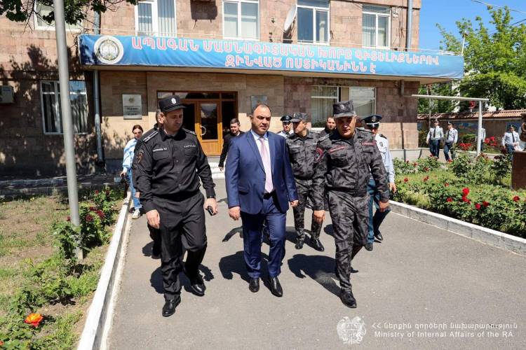 ՆԳ նախարարն այցելել է կրթահամալիր ու հետևել պարեկային ծառայության դասընթացներին
