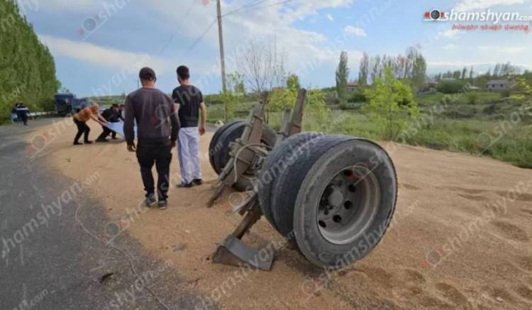 Արագածոտնում վրացի վարորդի՝ 20 տոննա ցորենով բարձված բեռնատարը կողաշրջվել է, ցորենը՝ լցվել ճանապարհով մեկ