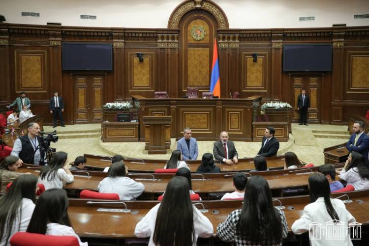 Նիկոլ Փաշինյանն ու Ալեն Սիմոնյանը հանդիպել են Գորիսի Ակներ եւ Վերիշեն բնակավայրերի դպրոցականների հետ