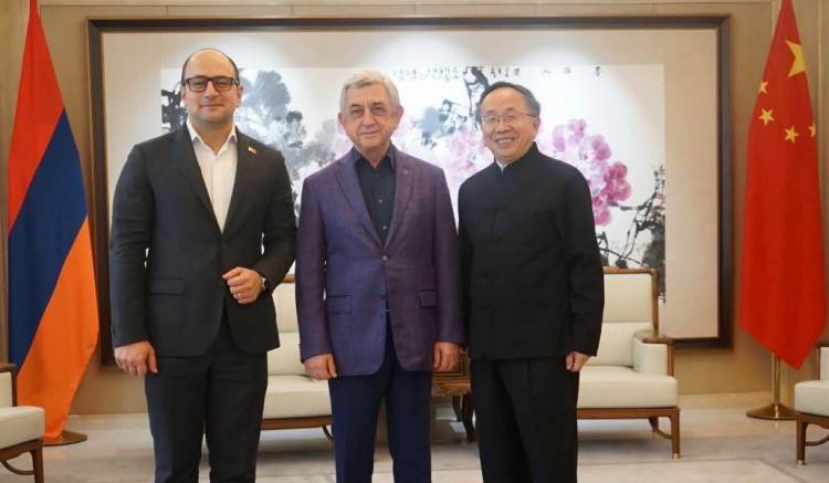 Սերժ Սարգսյանն այցելել է ՀՀ-ում Չինաստանի դեսպանություն