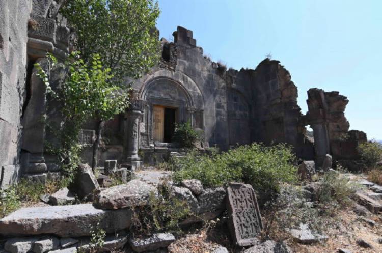 «Խոնարհված ուխտավայրը». մասնագետները հորդորում են փրկել միջնադարյան ճարտարապետության գոհարներից Աղջոց վանքը