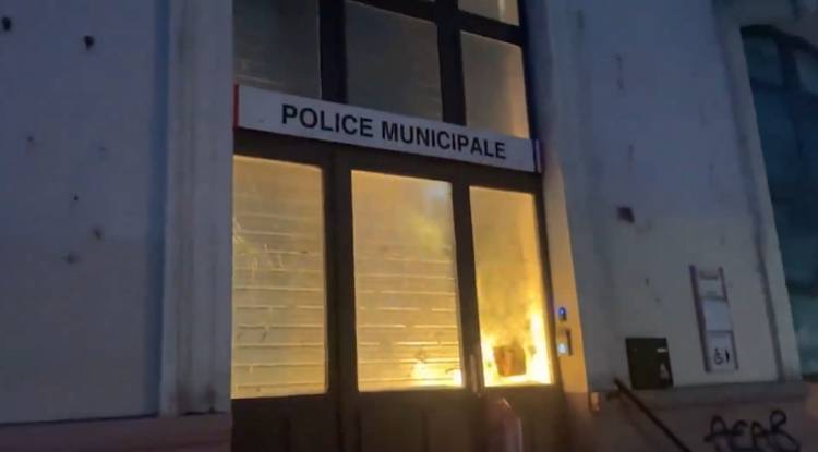 Ֆրանսիայում ցուցարարները հրկիզել են ոստիկանական բաժանմունքը (տեսանյութ)