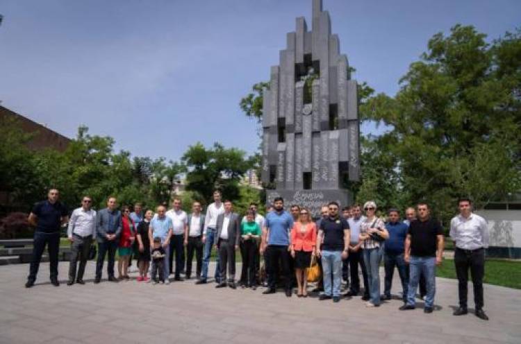 «Ապրելու երկիր» կուսակցության անդամները ծաղիկներ են խոնարհել «Նեմեսիս» հուշարձանին