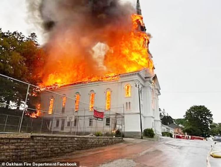 ԱՄՆ Մասաչուսեթս նահանգում կայծակի հարվածից հրդեհվել է 280-ամյա եկեղեցին (լուսանկարներ)