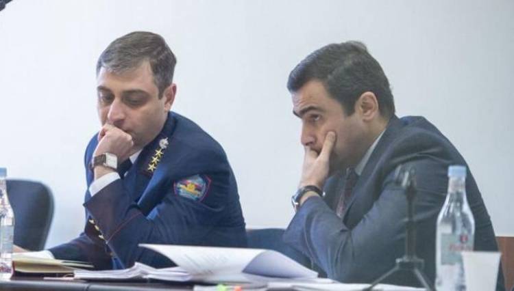 Հրաժարականներ՝ ինտրիգային պատմությամբ