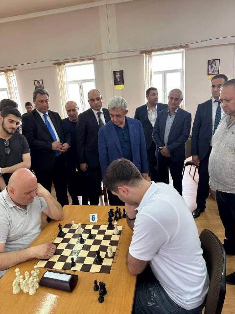 Սերժ Սարգսյանը պարգևատրել է արագ շախմատի մրցաշարի հաղթողներին