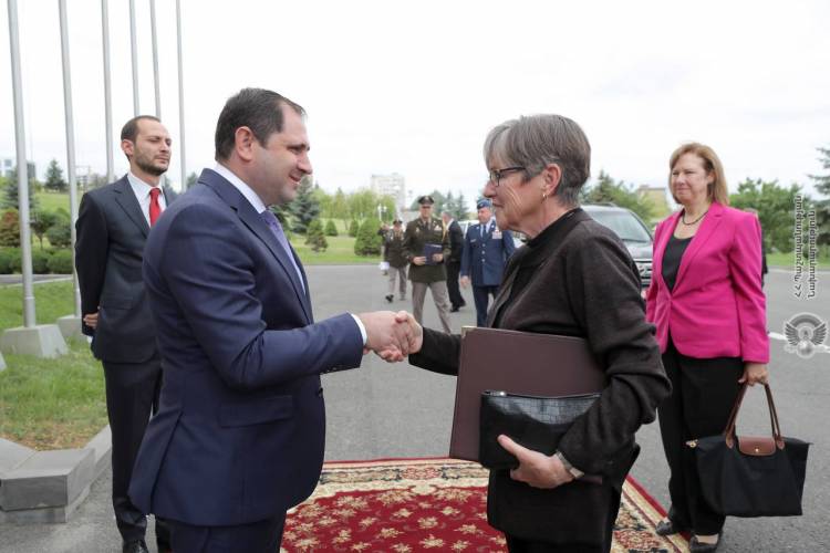 Պապիկյանն ընդունել է Կանզասի նահանգապետին և ազգային գվարդիայի հրամանատարին
