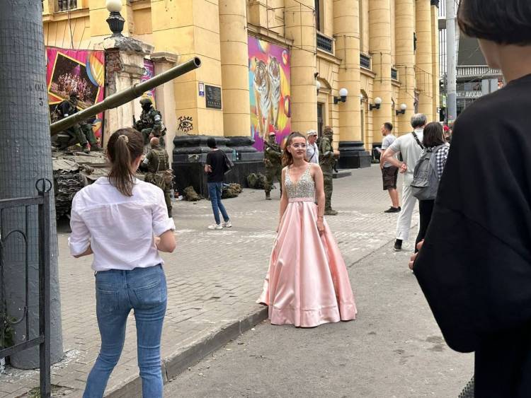 Օրվա կադրը՝ Ռոստովից․ ավարտական երեկոն՝ զինված խմբավորման ֆոնին