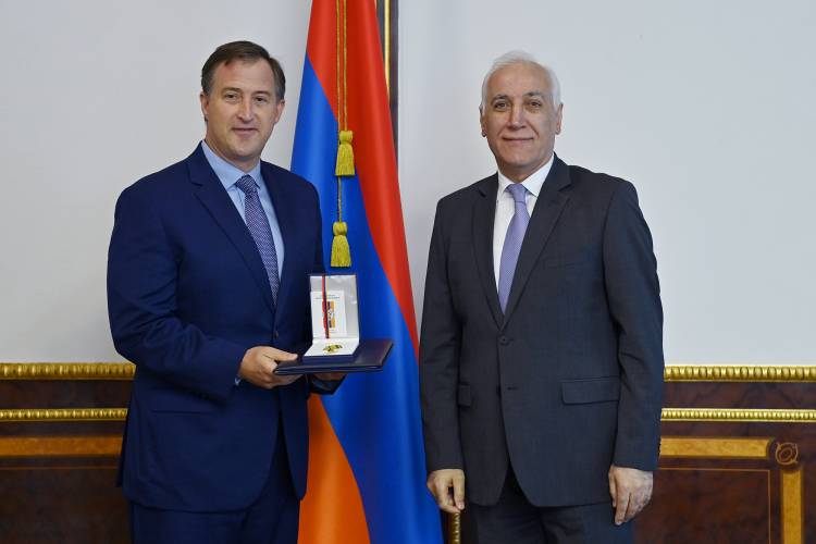 Վահագն Խաչատուրյանը Երախտագիտության մեդալներ է հանձնել Բրայան Արդունին և Ռուբեն Փոլ Ադալյանին