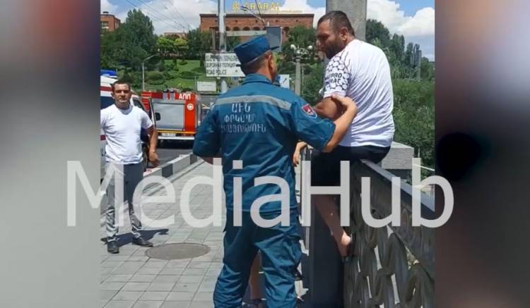 Mediahub-ի գլխավոր խմբագրին հաջողվեց համոզել քաղաքացուն չնետվել կամրջից (տեսանյութ)