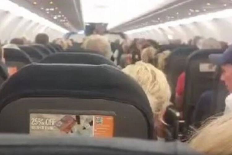 Բրիտանական EasyJet լոուքոսթերի ինքնաթիռից 19 ուղևոր է իջեցվել․ ո՞րն է պատճառը
