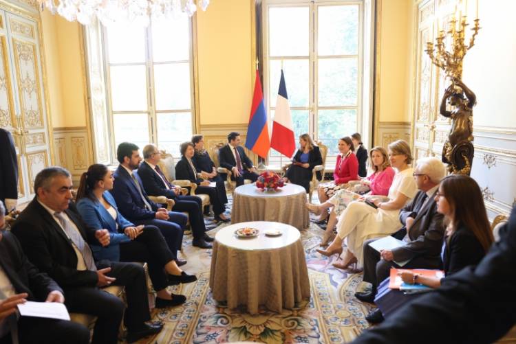 Մենք մշտապես Հայաստանի կողքին ենք. Ֆրանսիայի ԱԺ նախագահը՝ Ալեն Սիմոնյանին