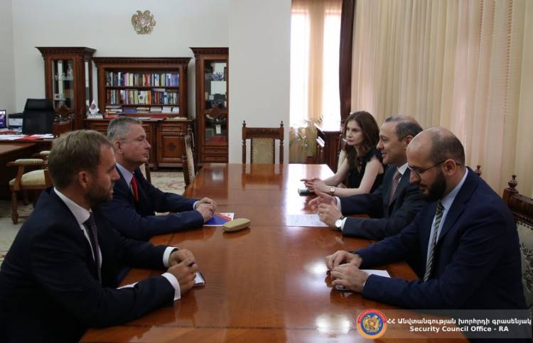 Արմեն Գրիգորյանն ընդունել է Լեհաստանի դեսպանին