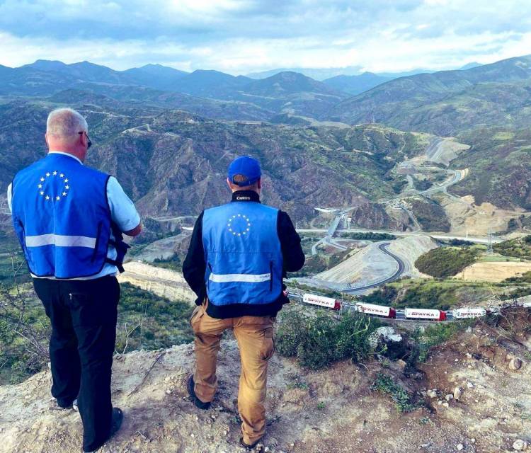 Արցախի համար մարդասիրական օգնությամբ բեռնատարները մոտեցել են Հաքարիի կամրջին. գործընթացին հետևում են ԵՄ դիտորդները