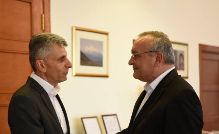 Արթուր Թովմասյանն ԱԺ նորընտիր նախագահին է փոխանցել խորհրդարանի ղեկավարի պարտականությունները