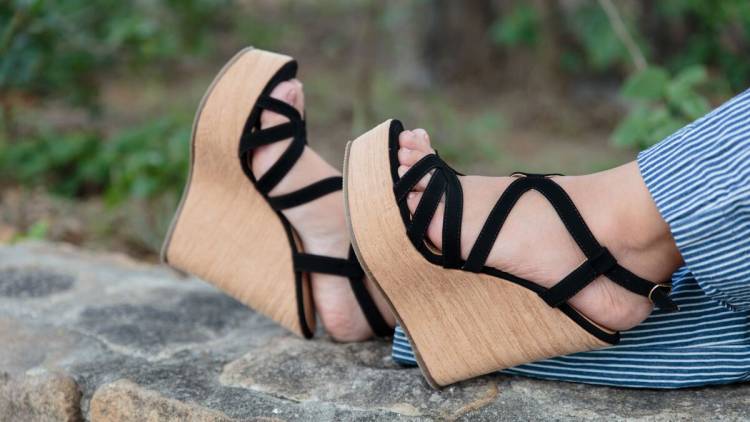 Այս 5 զույգ կոշիկն անգամ մի փորձեք. դրանք ցանկացածին ավելորդ քաշով տարեց կնոջ են վերածում