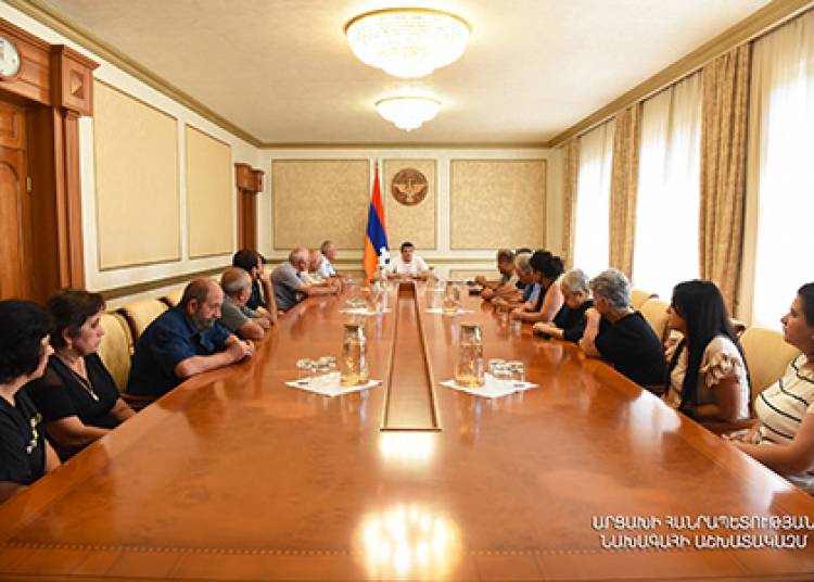 Արցախի նախագահը հանդիպել է Զոհված եւ անհետ կորած զինծառայողների հարազատների միության անդամների հետ