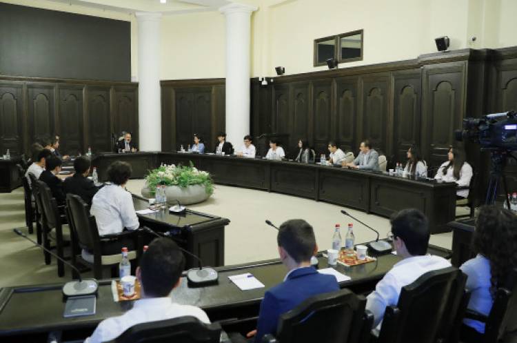 Փաշինյանը դպրոցականների հետ խոսել է ճանապարհաշինության, մանկապարտեզների կառուցման մասին