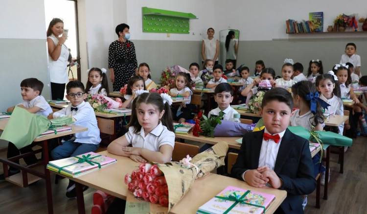 Առաջին նստարան, առաջին ուսուցիչ, առաջին անգամ այսօր ժպտացիր դու ինձ. շնորհավոր սեպտեմբերի 1 (տեսանյութ)