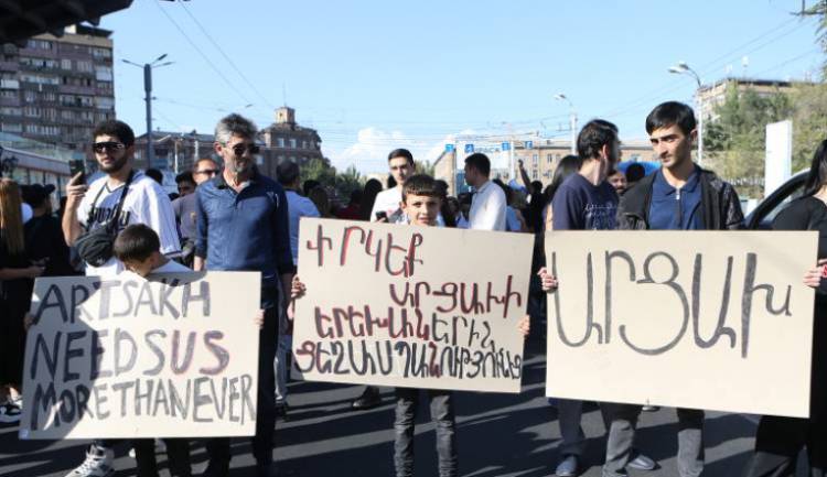 Մեկն ամեն ինչ անում է իշխանությունը պահելու համար, մյուսներն՝ Արցախին օգնելու․ «Հրապարակ»