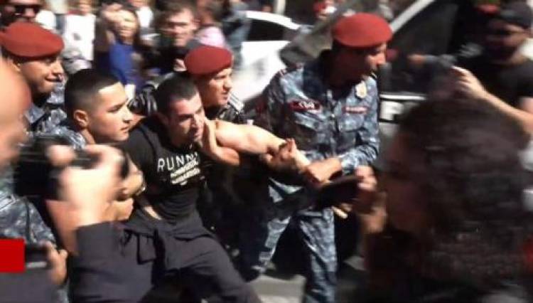 Լևոն Քոչարյանին մեղադրանք է առաջադրվում իշխանության ներկայացուցչի նկատմամբ բռնություն գործադրելու համար