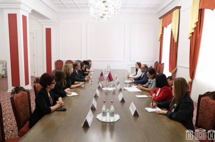 ԱԺ «Հայաստան» և «Պատիվ ունեմ» խմբակցությունների ներկայացուցիչները հանդիպել են ԱՄՆ սենատորի պատվիրակության հետ