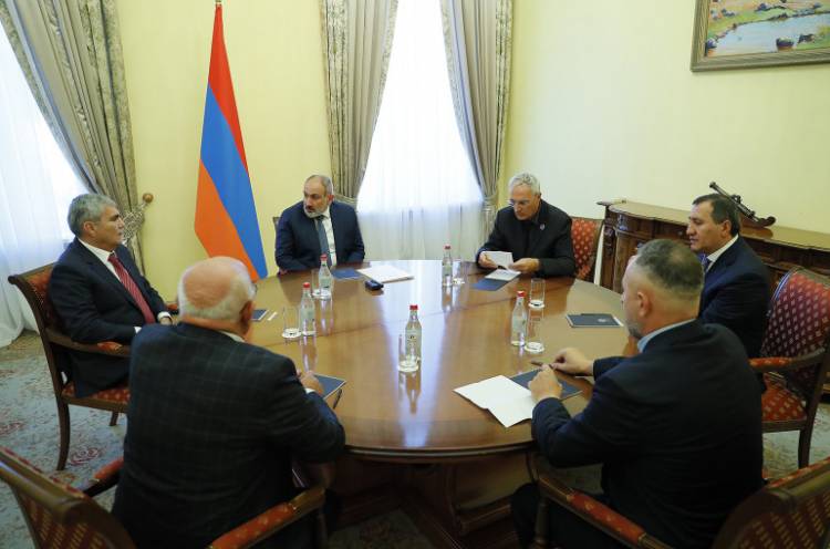 Փաշինյանը հանդիպել է արտախորհրդարանական քաղաքական ուժերի ղեկավարներին