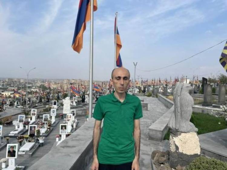 Ես արդեն Երևանում եմ․ Արտակ Բեգլարյանը այցելել է Եռաբլուր