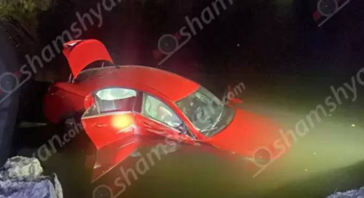 Արտակարգ դեպք՝ Երևանում. Mercedes-ը հայտնվել է Հրազդան գետում 