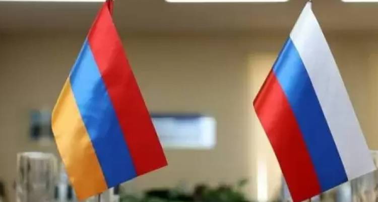 Արտակարգ դեպք՝ Արարատում. 6 հոգի դանակով վնասել են ՀՀ և ՌԴ պետական դրոշներն ու զինանշանները