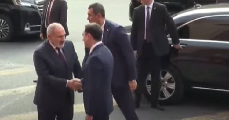 Փաշինյանը ներկա է Ավինյանի երդմնակալության արարողությանը